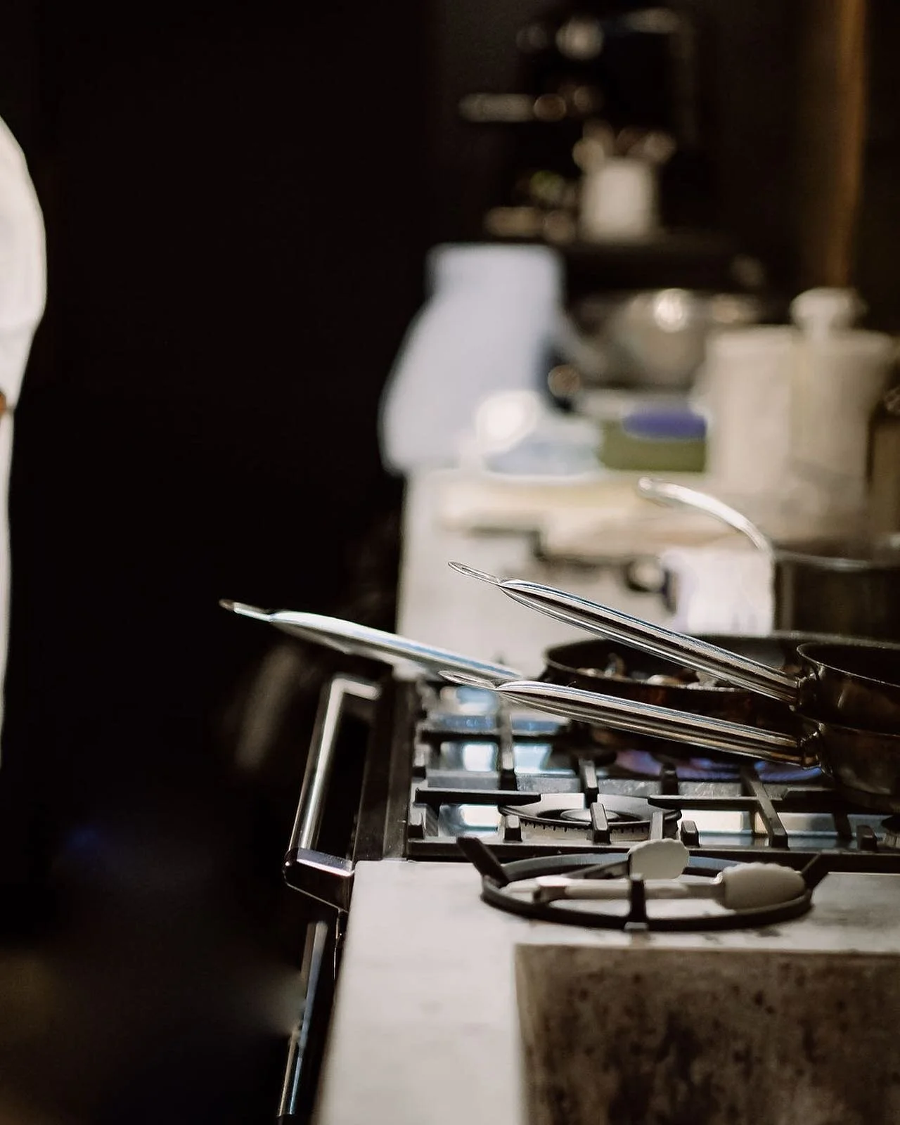 This is probably my favorite pic this year, just a simple shot of firing up the pans at the beginning of the service. Thanks to @becbondphotography for such a beautiful pic 

#kitchen #cooking #service #kichenphotography #cheflife